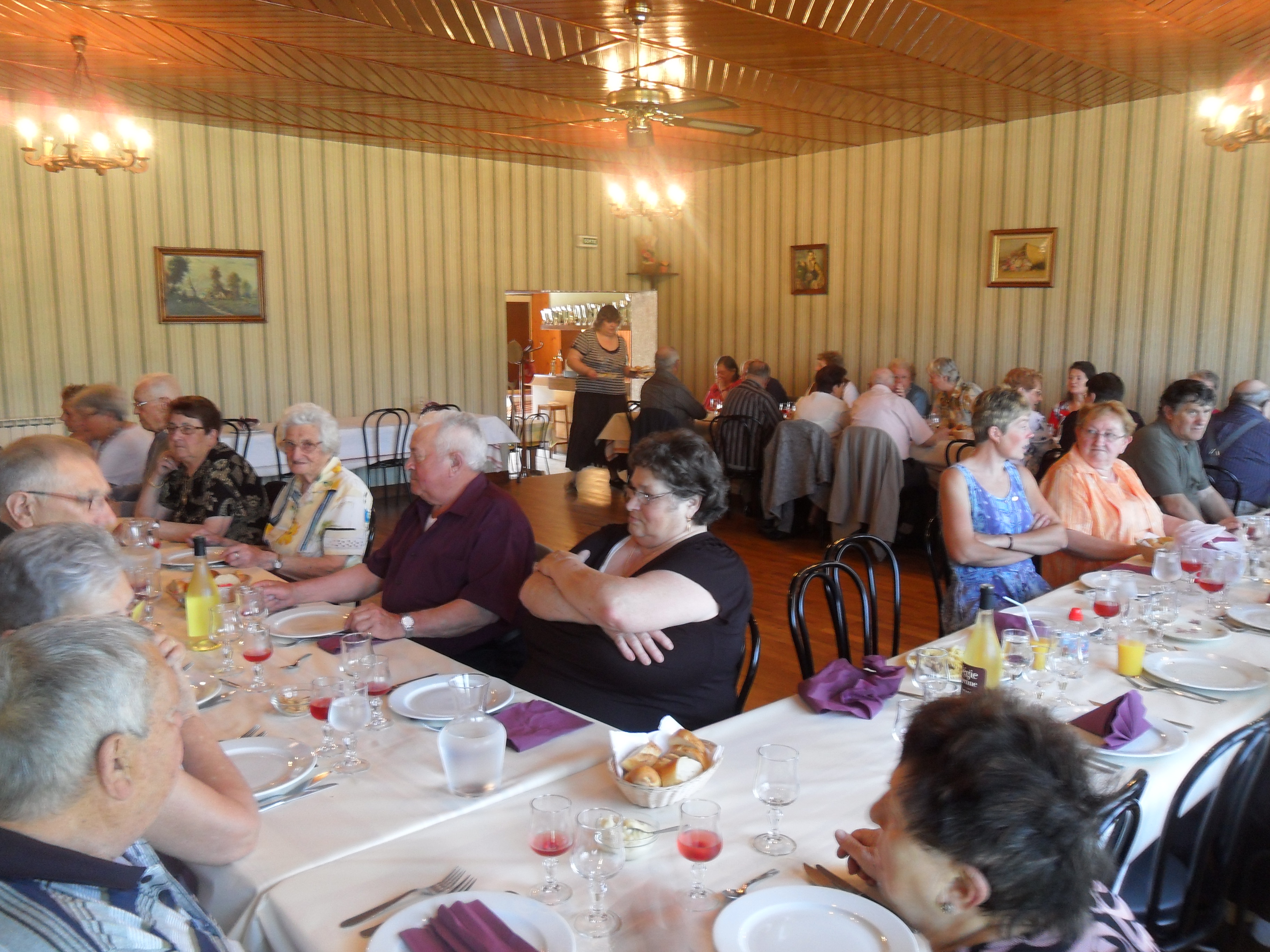 44 CONVIVES AU REPAS DE PRINTEMPS.