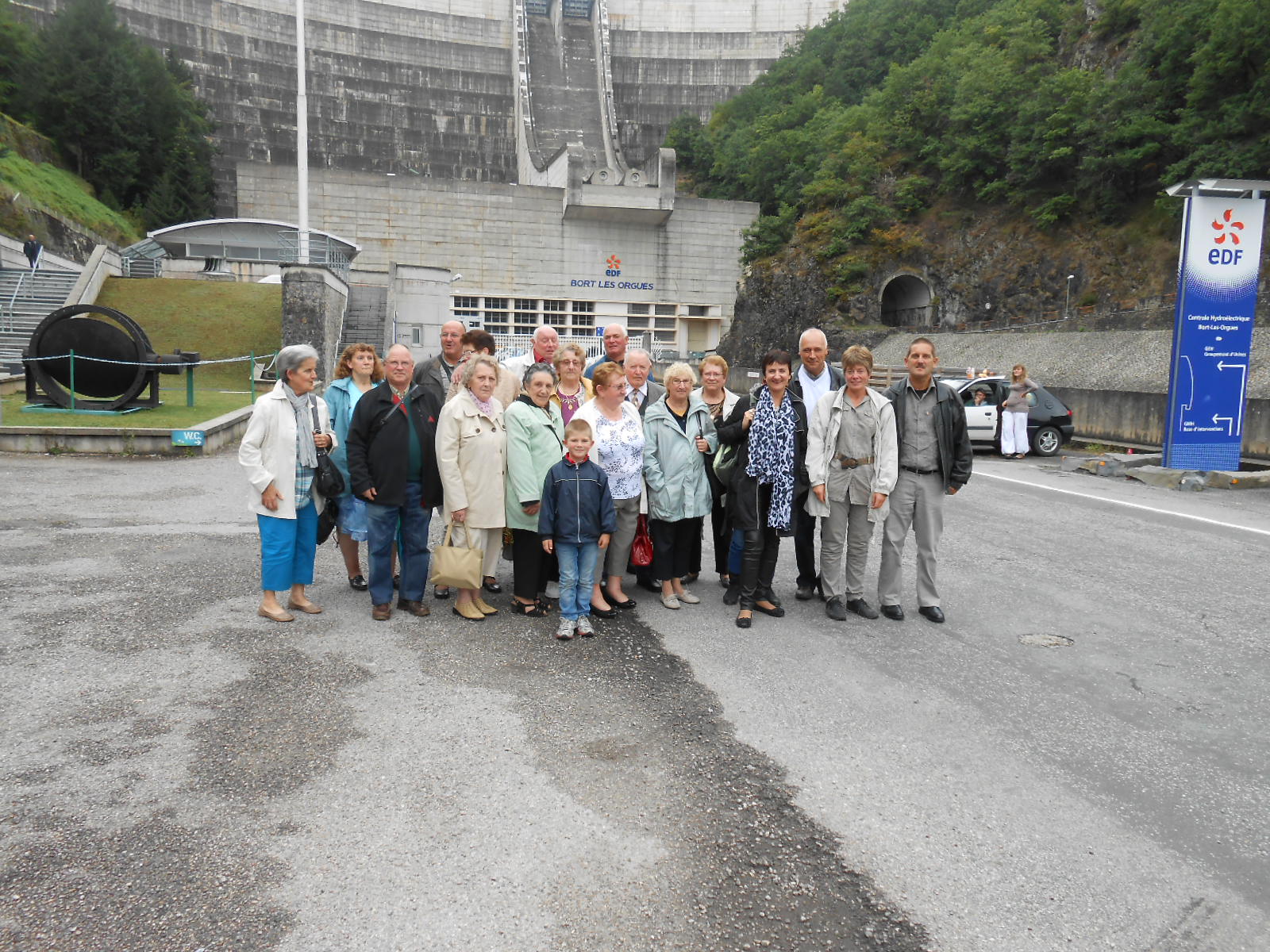 LES VISITEURS DEVANT LE BARRAGE