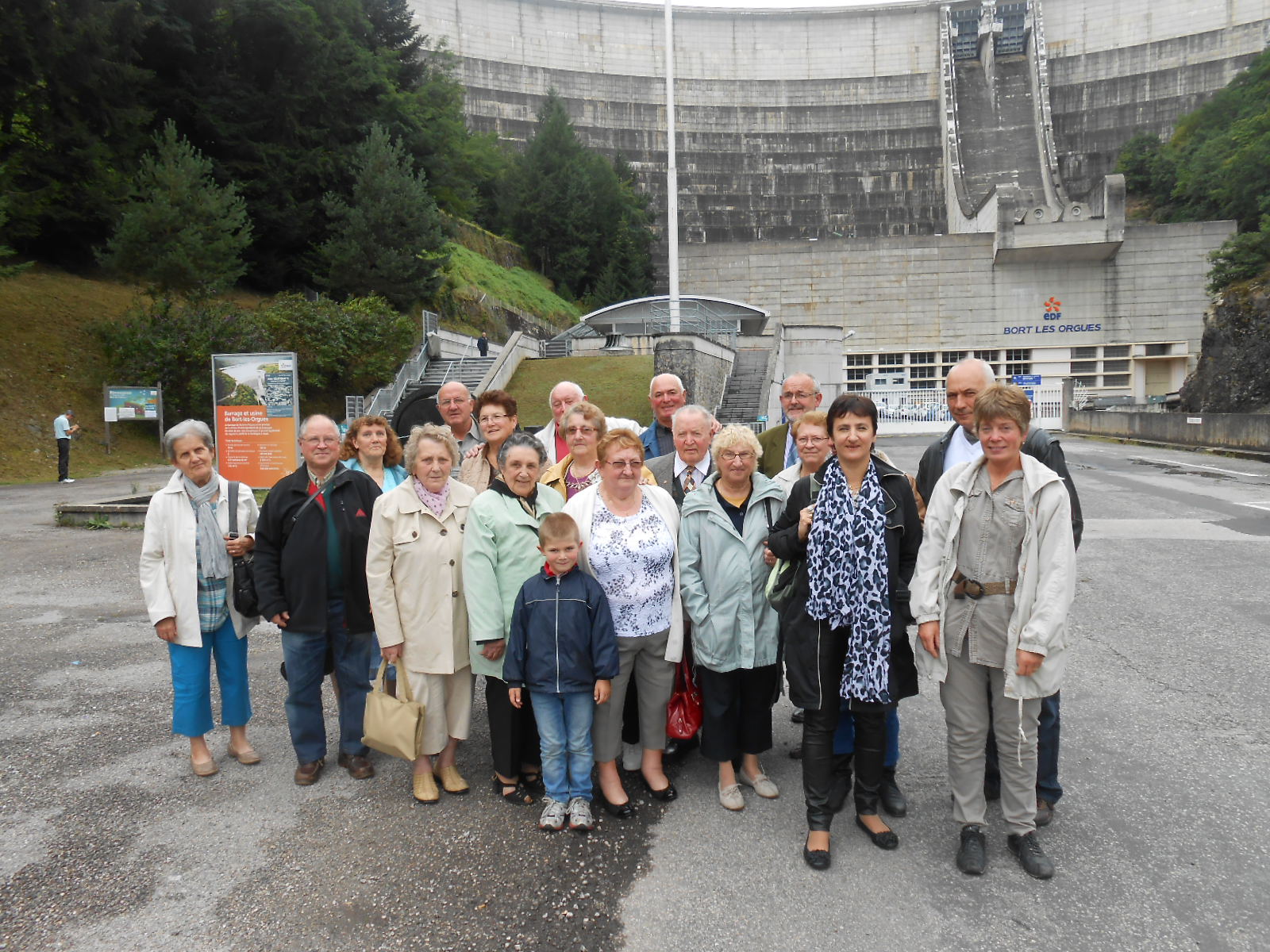 LES VISITEURS DEVANT LE BARRAGE