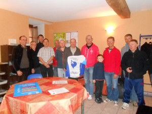 Eric, Président de l'APVOC 23, son fils Corentin et Luc, Maire de BANIZE aux côtés des cyclistes de l'Association FABRICE