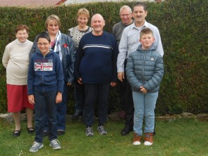 ÉRIC entouré de sa famille et d'Éric et Corentin de l'APVOC 23