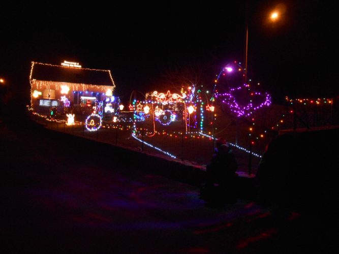 "SALE TEMPS" POUR LA MAISON ILLUMINÉE DE L'ÉTANG DES MOINES