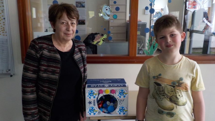 DES BOUCHONS D'AMOUR AU COLLÈGE DE CHÉNÉRAILLES.
